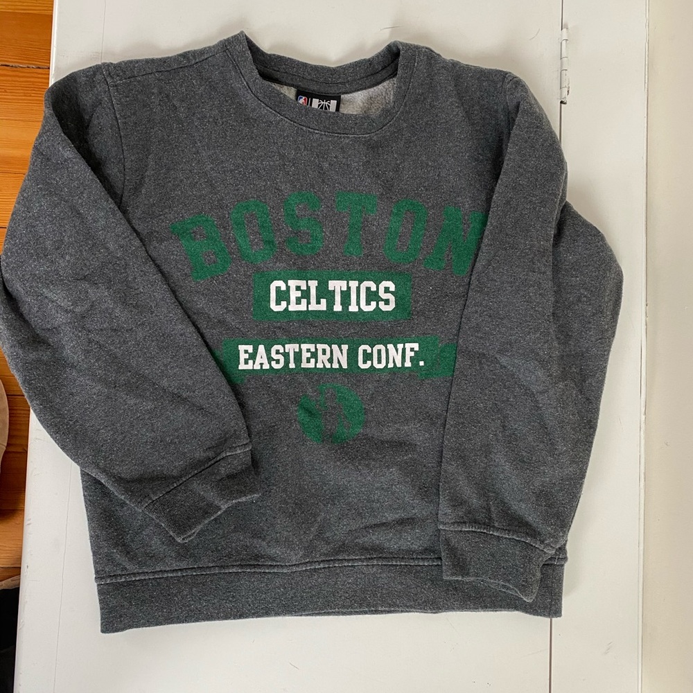 NBA Celtics boys gray sweatshirt size small 8